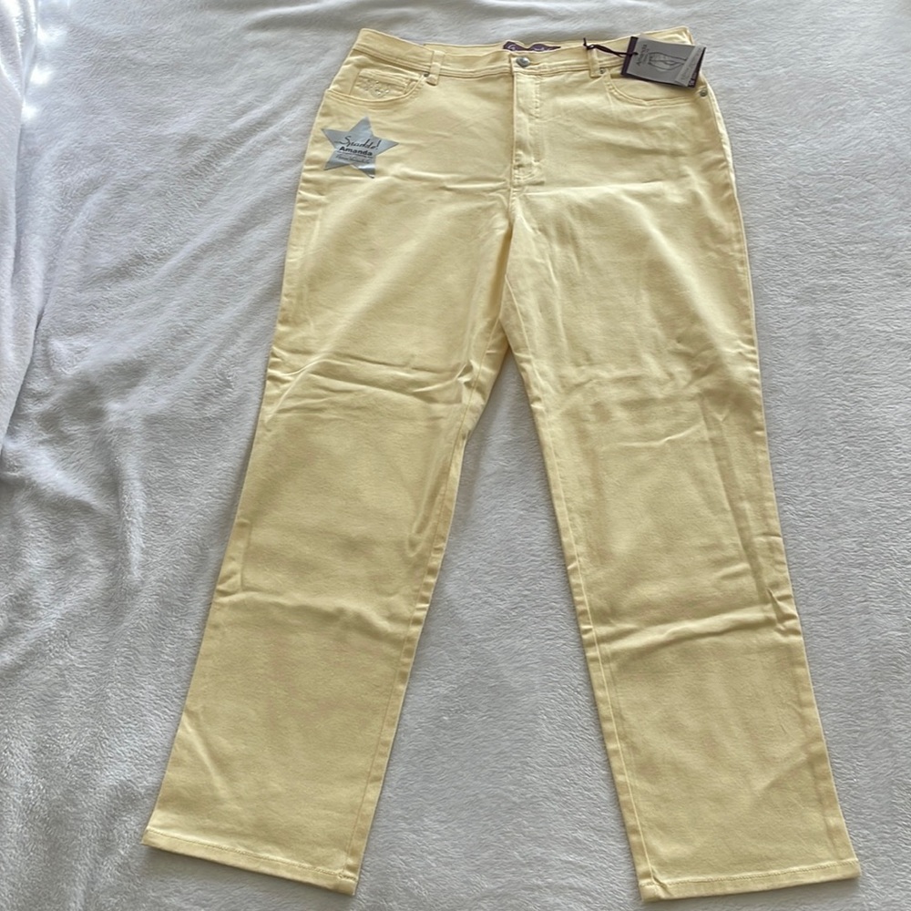 NWT Gloria Vanderbilt yellow Amanda jean size 18 with sparkle pocket accents